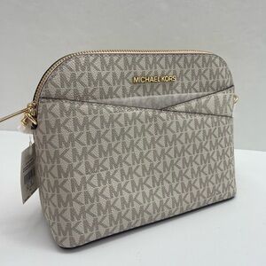 Michael Kors Jet Set Travel Md Logo Dome Crossbody XCROSS XBODY
Powder Blush
NWT